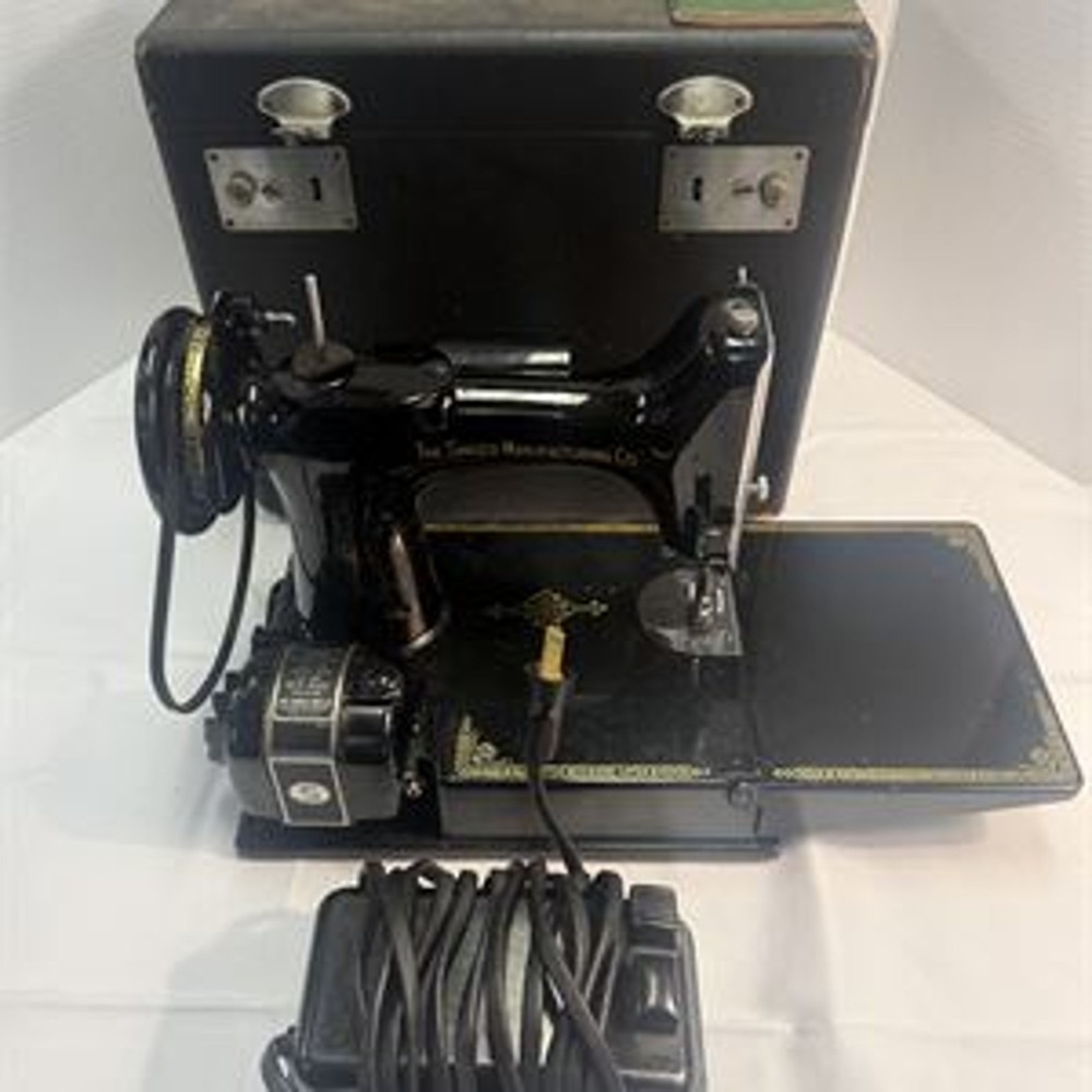 1947 SINGER FEATHERWEIGHT MODEL 221-1 SEWING MACHINE WITH CASE AND MANUAL -WORKS